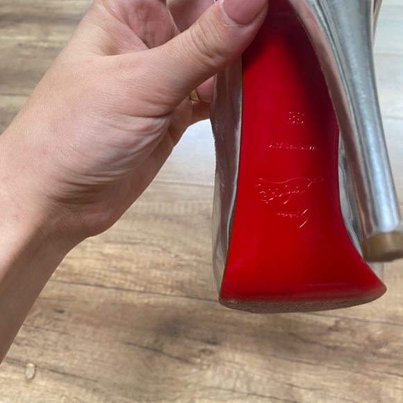 Size 8 louboutin heels - Picture 5 of 9